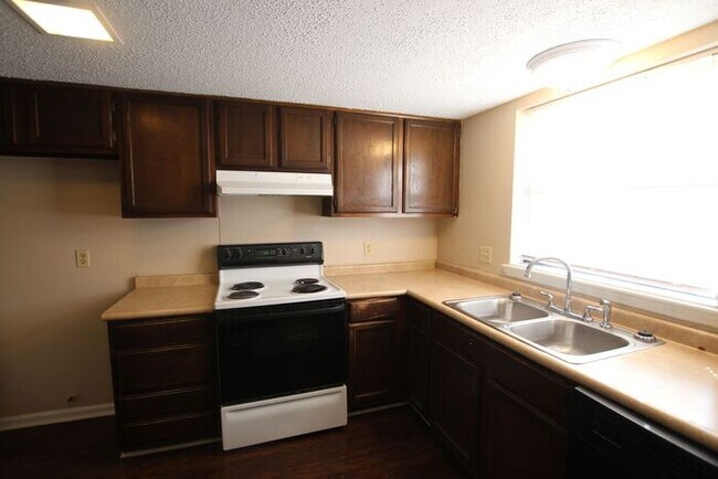 Foto del edificio - Beautiful 3 bedroom 2.5 bath Townhome in T...