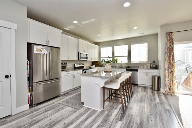 Building Photo - Spacious 5 Bed in Herriman Home in Prime Location!