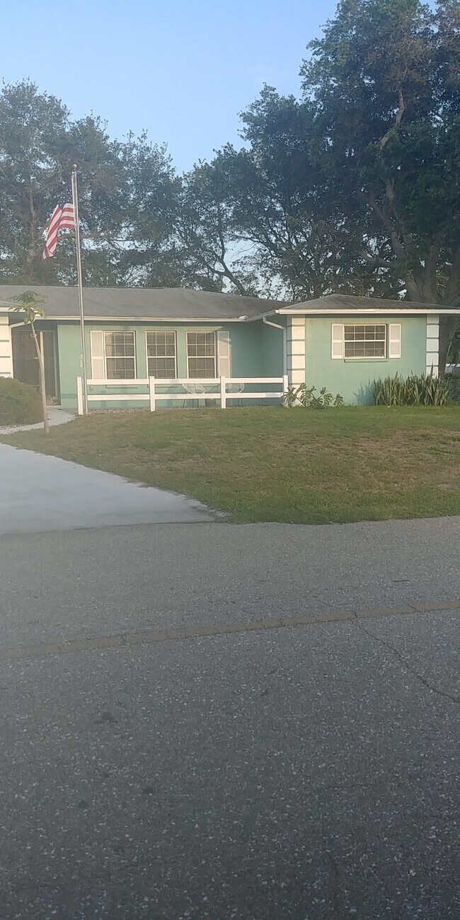 Foto del edificio - 513 Lyons Bay Rd