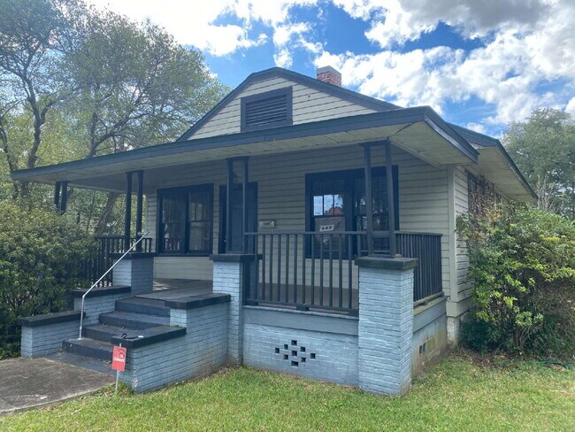 Building Photo - Gorgeous 2 Bedroom 1 Bathroom Single Family Home Located in the Heart of Midtown! Includes Hardwo...