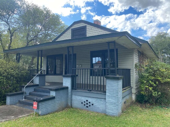 Photo - Gorgeous 2 Bedroom 1 Bathroom Single Family Home Located in the Heart of Midtown! Includes Hardwo...