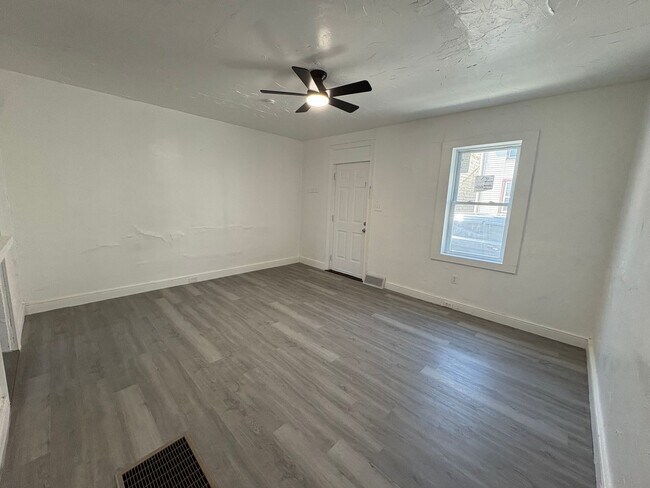 Foto del edificio - Newly Renovated Three-Bedroom, One Bathroom Row Home - Special Available – Contact Our Office for...