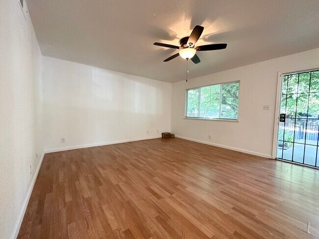 Building Photo - Charming 2-Bedroom Condo in Rancho Cordova!