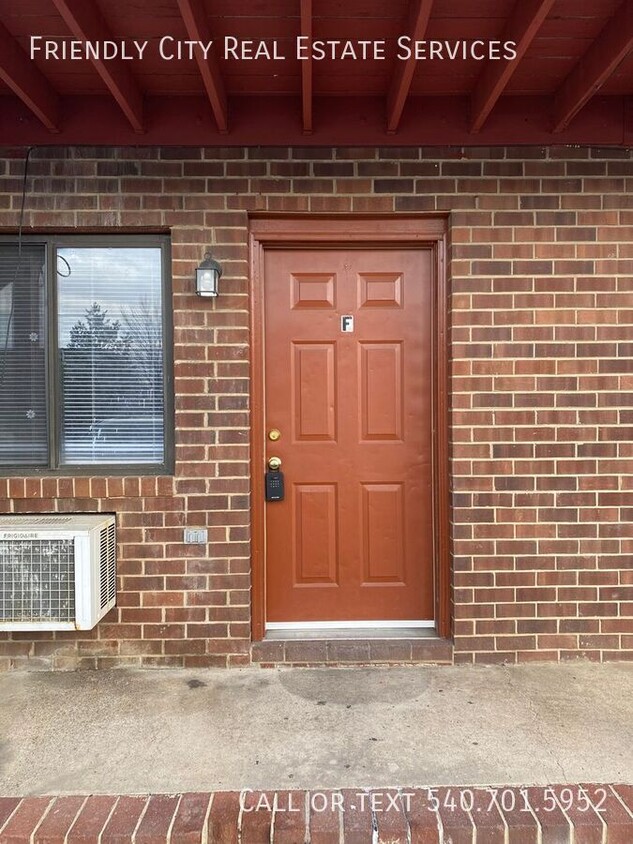 Primary Photo - Spacious 2 bedroom, 1.5 bath ground floor ...