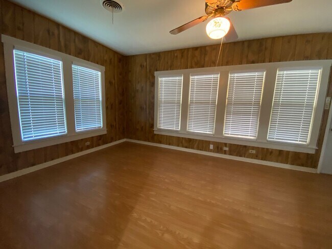 Building Photo - 1202 Stanwood Ave