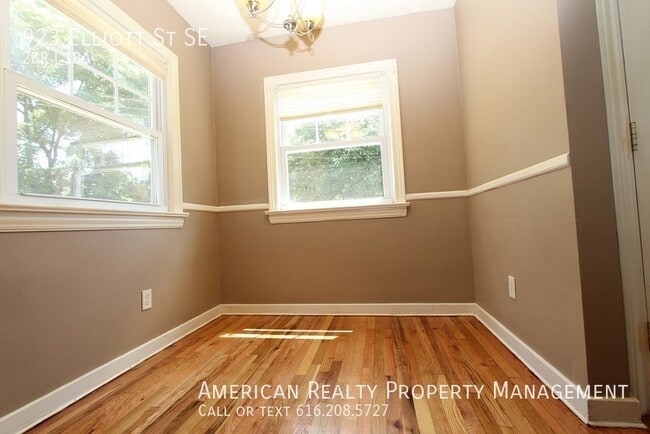 Building Photo - 923 Elliott St SE