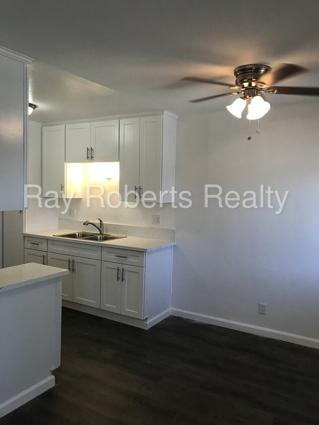 Foto principal - 15735 Blaine Ave
