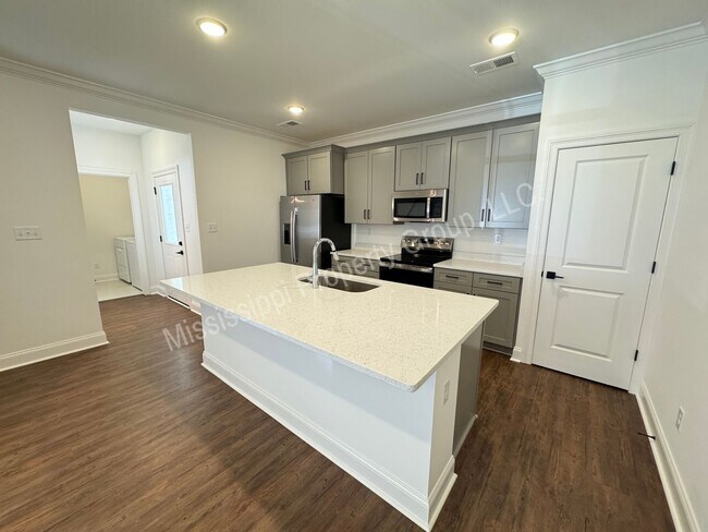 Building Photo - 721 Southview Dr