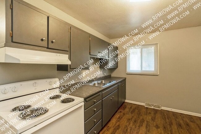 Building Photo - COZY 2 Bed, 1 bathroom Duplex nestled in t...