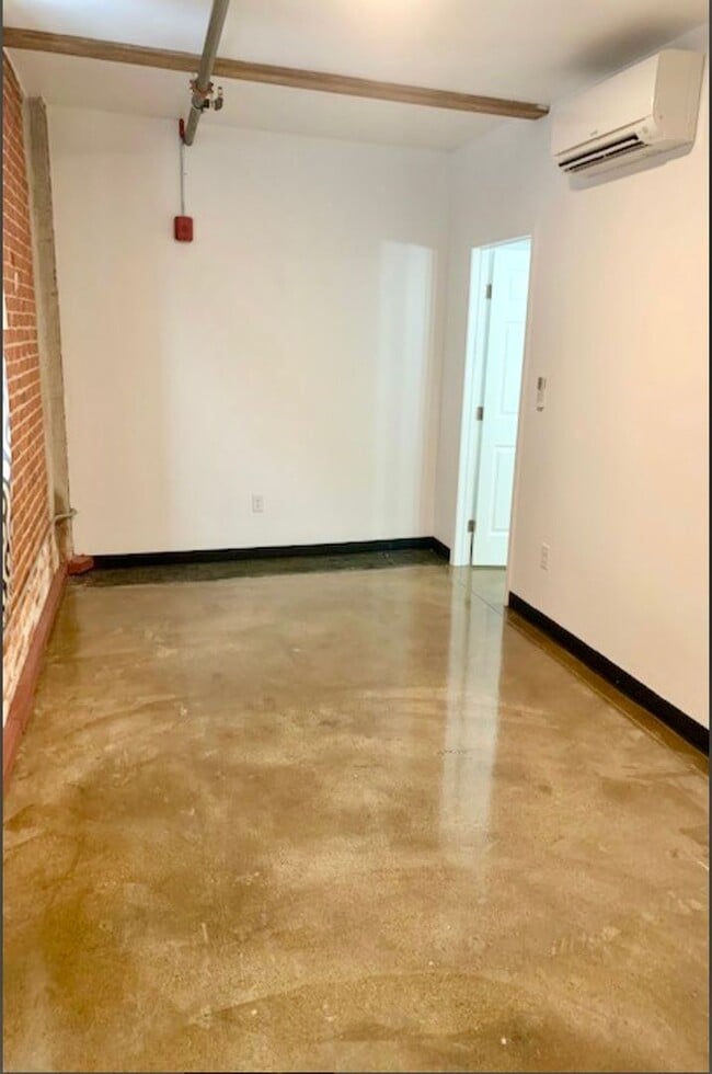 Foto del edificio - 548 Roosevelt Ave