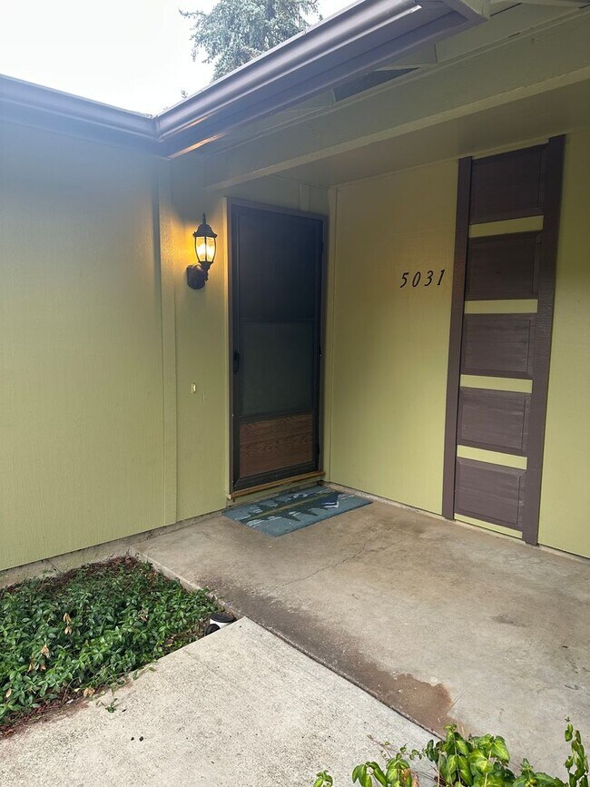 Building Photo - Beautiful custom 3 bedroom 2 bathroom hous...