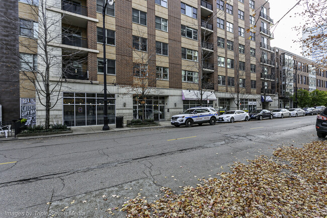 Building Photo - 873 N Larrabee St