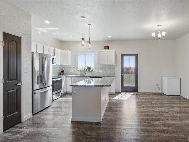 Building Photo - 1382 N Ladonia Dr