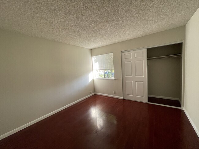 Foto del edificio - 1575 Drake Dr