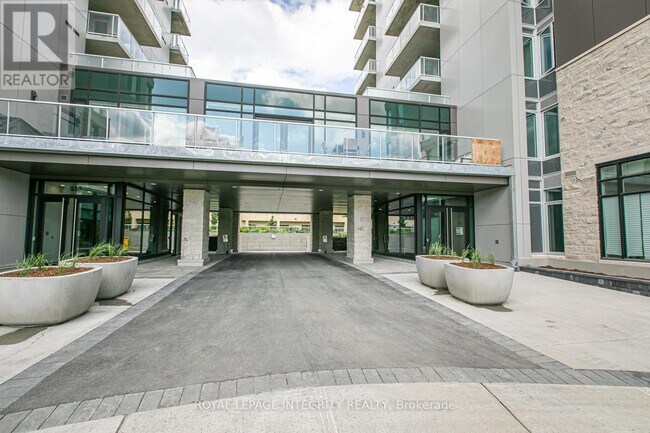 Building Photo - 570-570 De Mazenod Ave