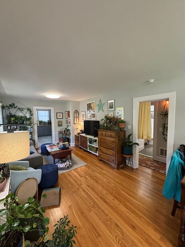 Building Photo - 135 Sunset Dr