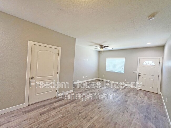 Building Photo - 1121 Sixshooter Ave