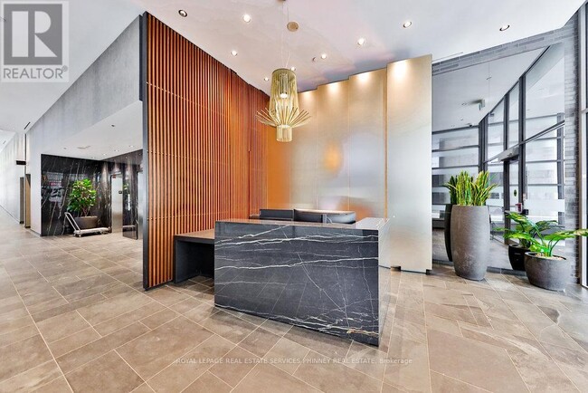 Photo du bâtiment - 650 King St W