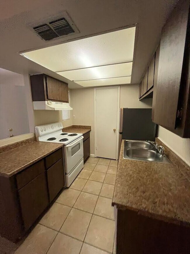 Building Photo - Charming ground level unit in Phoenix!!