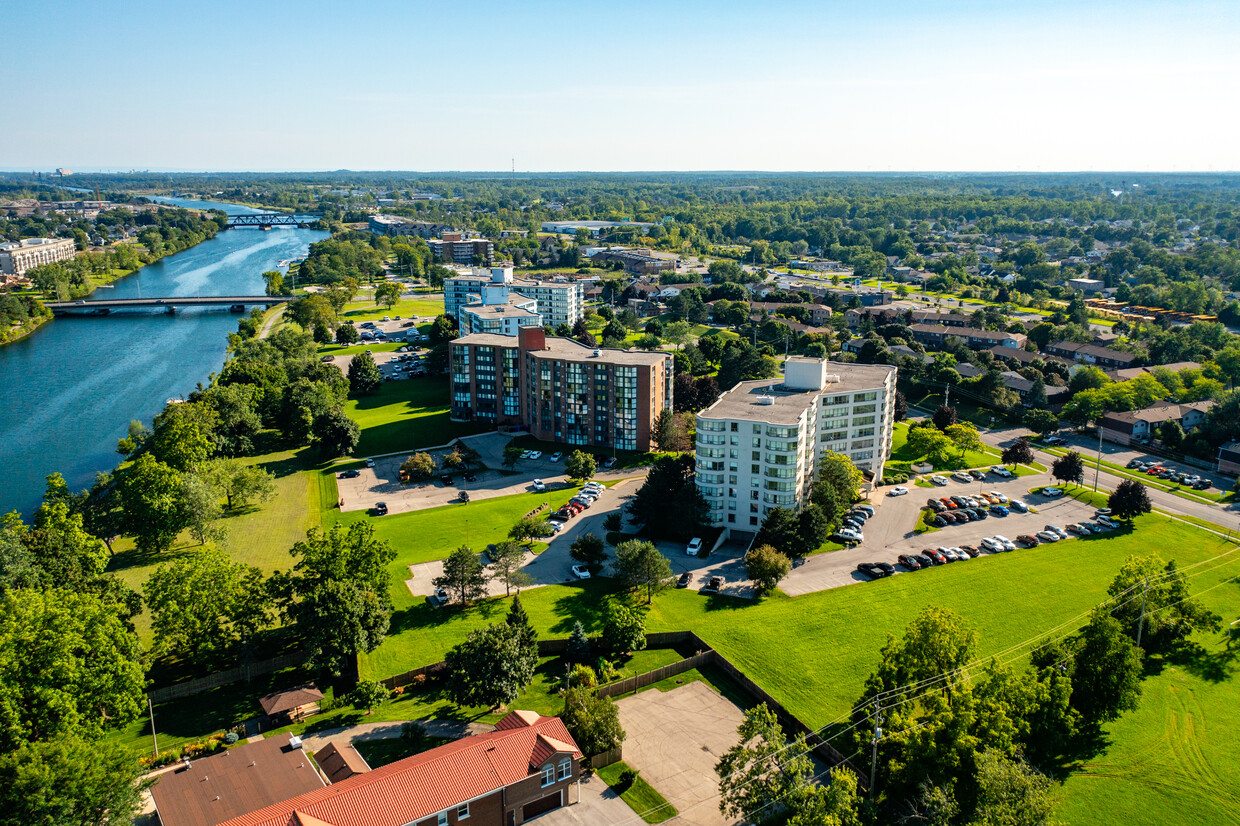 Building Photo - Parkway Village