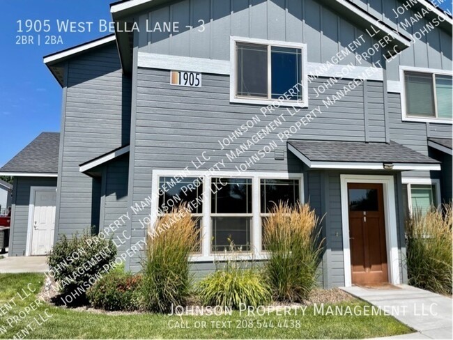 Building Photo - Newer Townhome Style living close to all o...