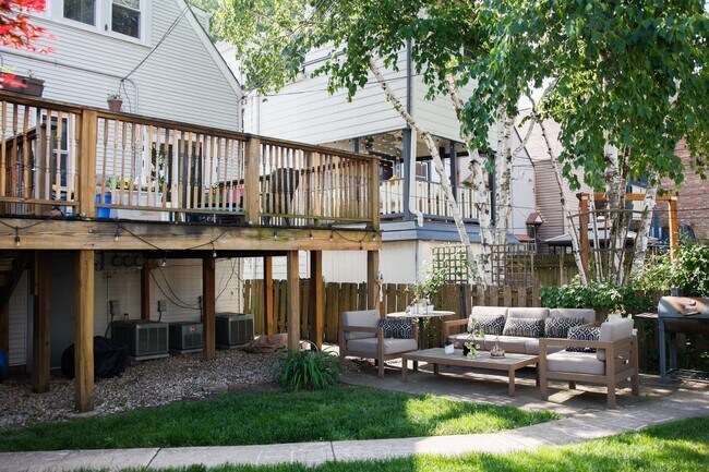 Building Photo - 3022 N Oakley Ave