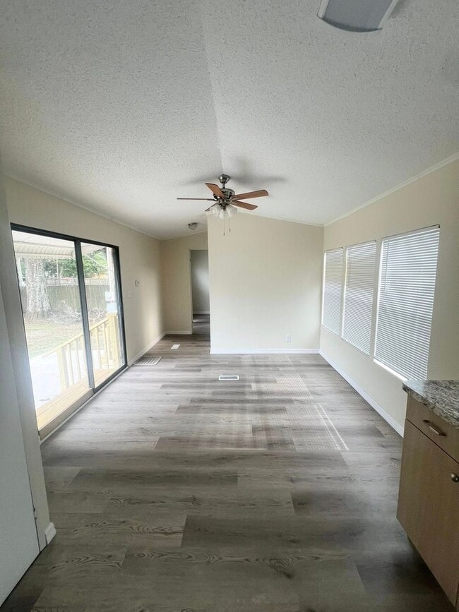 Building Photo - Beautifully Renovated 1/1 in South Zephyrh...