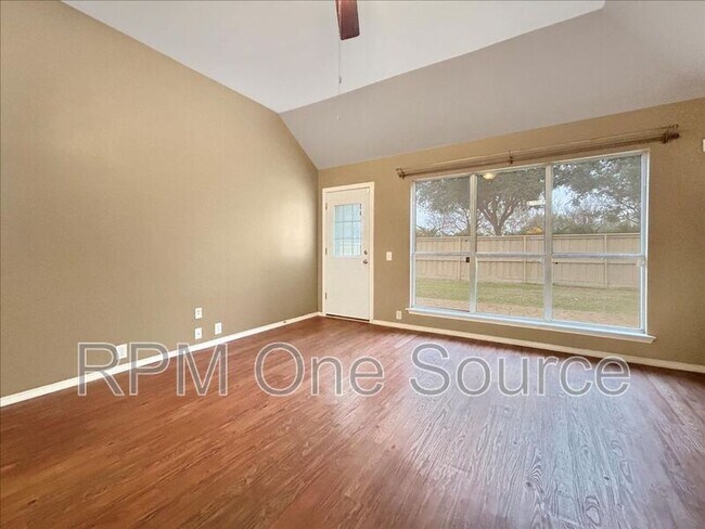 Foto del edificio - 5817 Sandalwood Dr