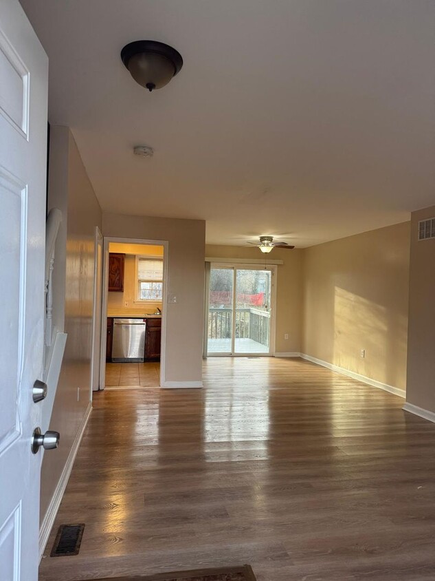 Foto principal - Recently Renovated 2 Bed 1 Bath Ready To M...