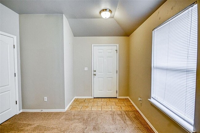 Building Photo - 4801 SE 77th St