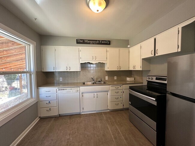 Foto del edificio - Dont Miss this 3 Bedroom 2 Bath Shadle Rancher