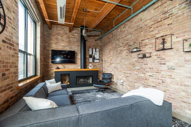 Foto del edificio - 1727 S Indiana Ave