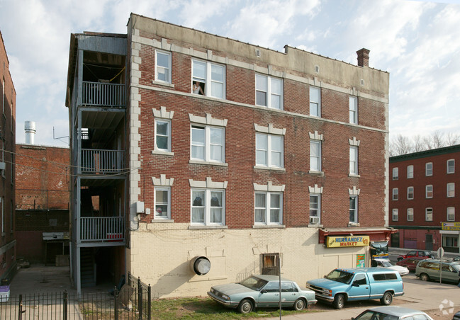 Building Photo - 1087 Broad St
