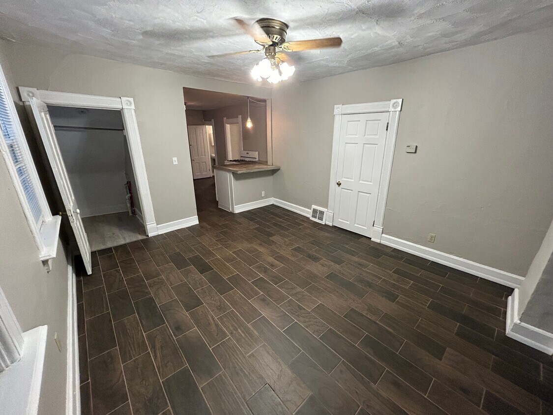 Primary Photo - Gorgeous 2BED/1BATH Riverwest Lower