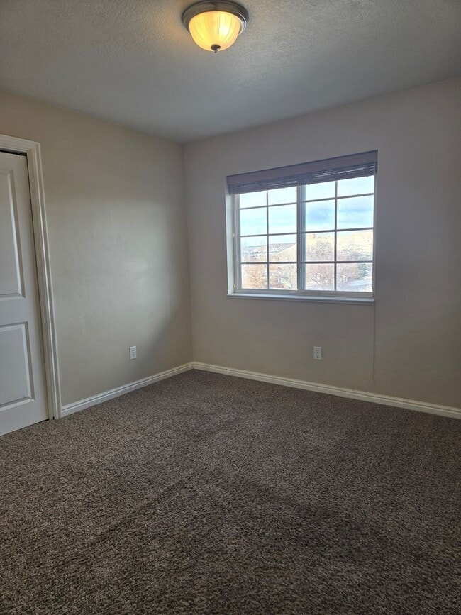 Building Photo - 3 bedroom 2 Bath condo