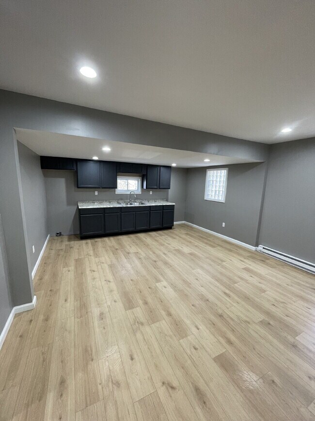 Foto del edificio - 4 Bedroom 2 bath new Renovation in West Mifflin