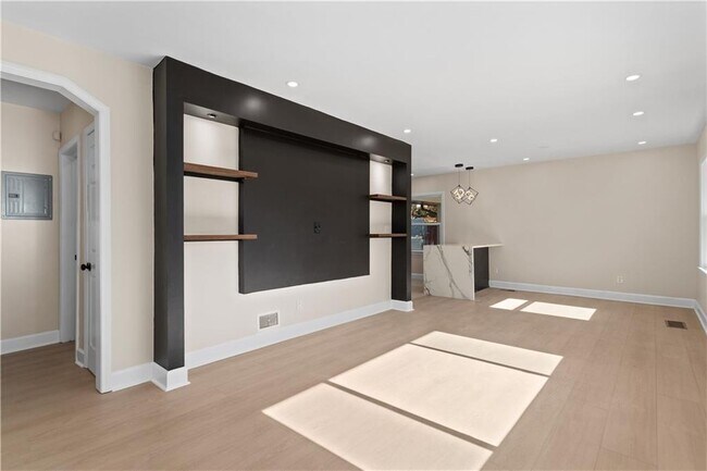 Building Photo - 1766 Flintwood Dr SE