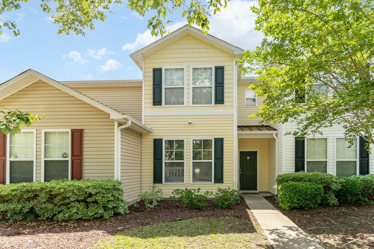 Foto principal - BEAUTIFUL - Lakefront Living – 3BR/3BA Tow...