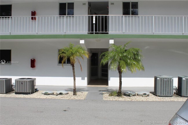 Foto del edificio - 2 Westwood Ave