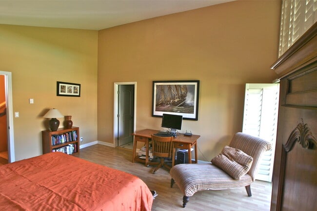 Building Photo - Incredible East Beach Town-Home unfurnishe...