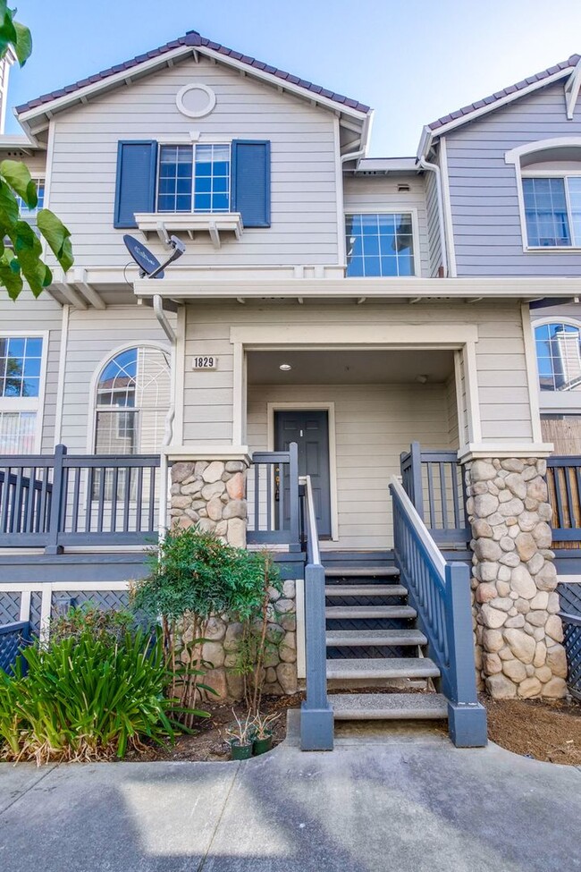 Foto del edificio - Excellent 3 Bed 2.5 Bath Town Home!