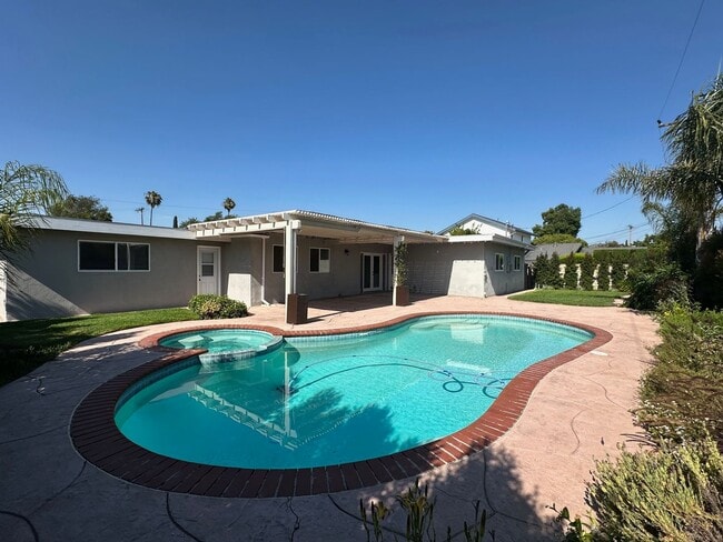 Building Photo - Thousand Oaks 5+2 single story pool and sp...