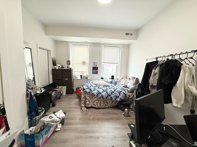 Foto del edificio - 301-305-305 Dudley St