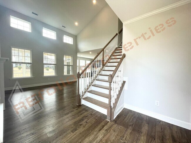 Building Photo - Beautiful 4 Bedroom, 3 Bath End Unit Townh...