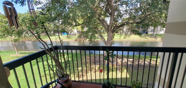 Foto del edificio - 9945 Nob Hill Pl