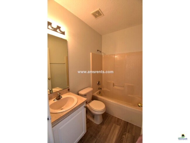 Foto del edificio - 553 Hummingbird Ct