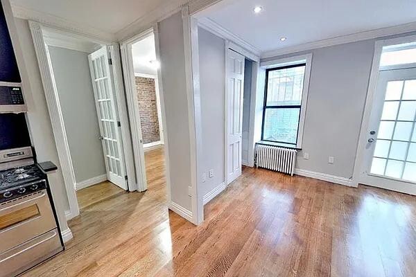 Foto del edificio - 325 E 5th St
