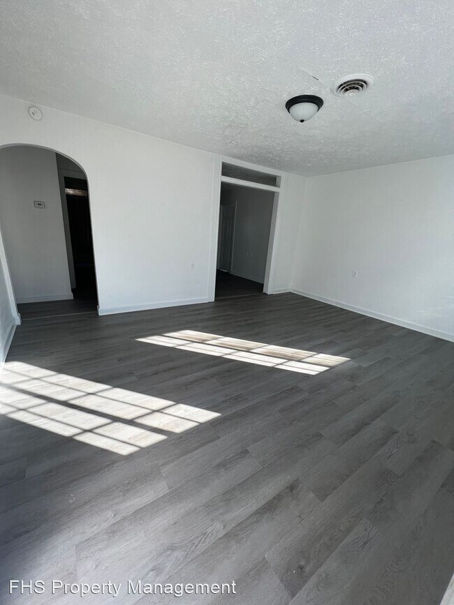 Building Photo - 3 br, 1 bath House - 2541 E Bennett