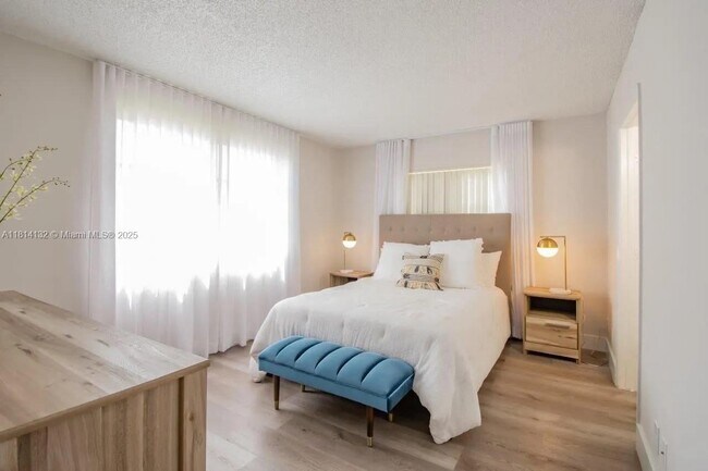 Foto del edificio - 8300 N Sherman Cir