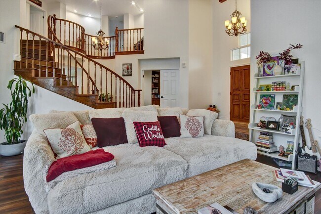 Building Photo - Furnished 5B/4Ba Home with Pool, Privacy a...